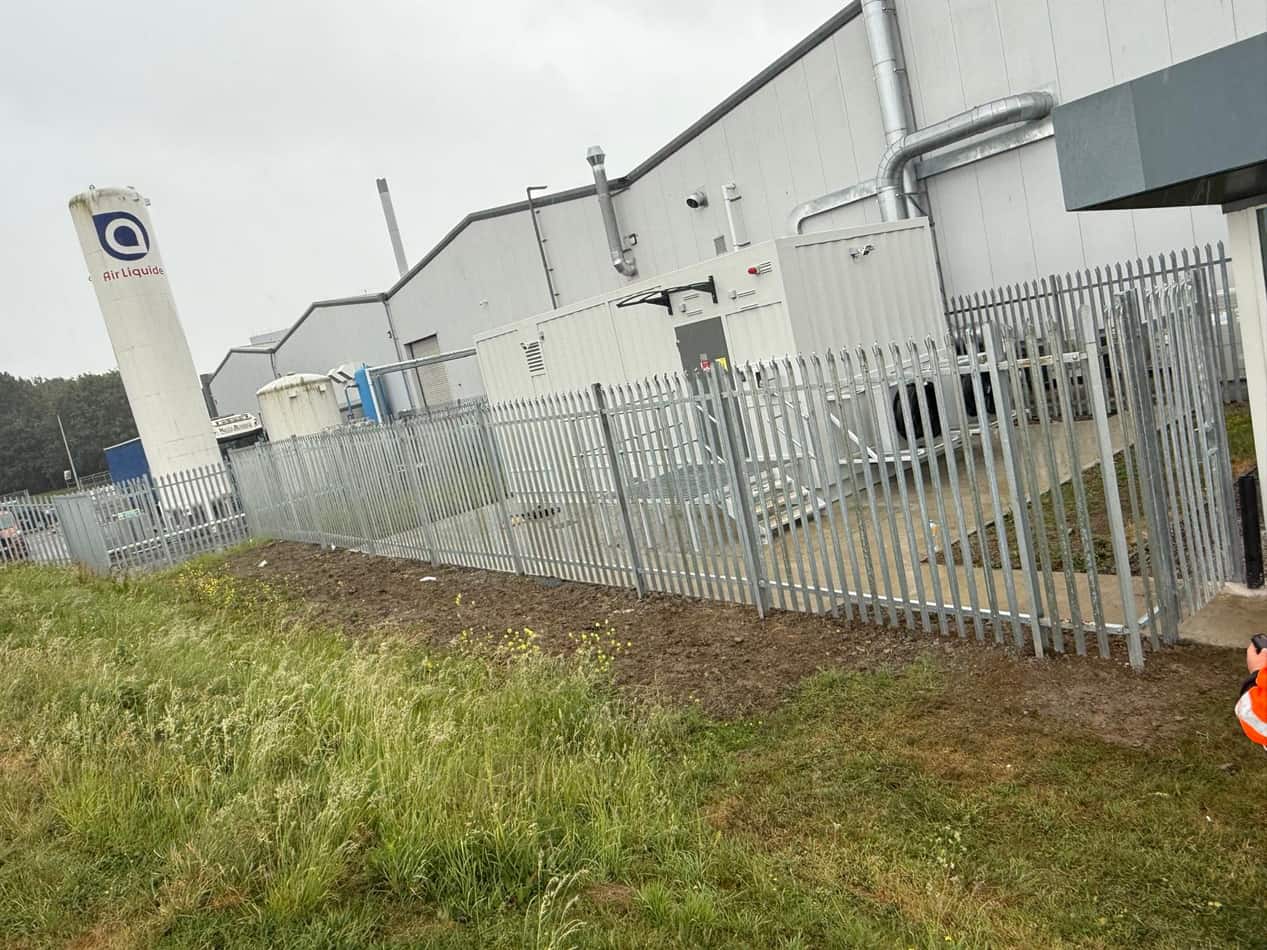 Palisade security fencing to an industrial unit