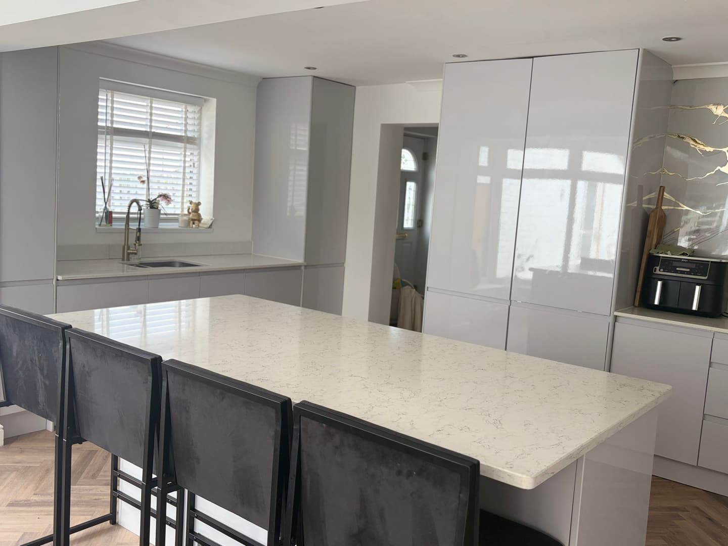 Kitchen island and quartz worktop, finished