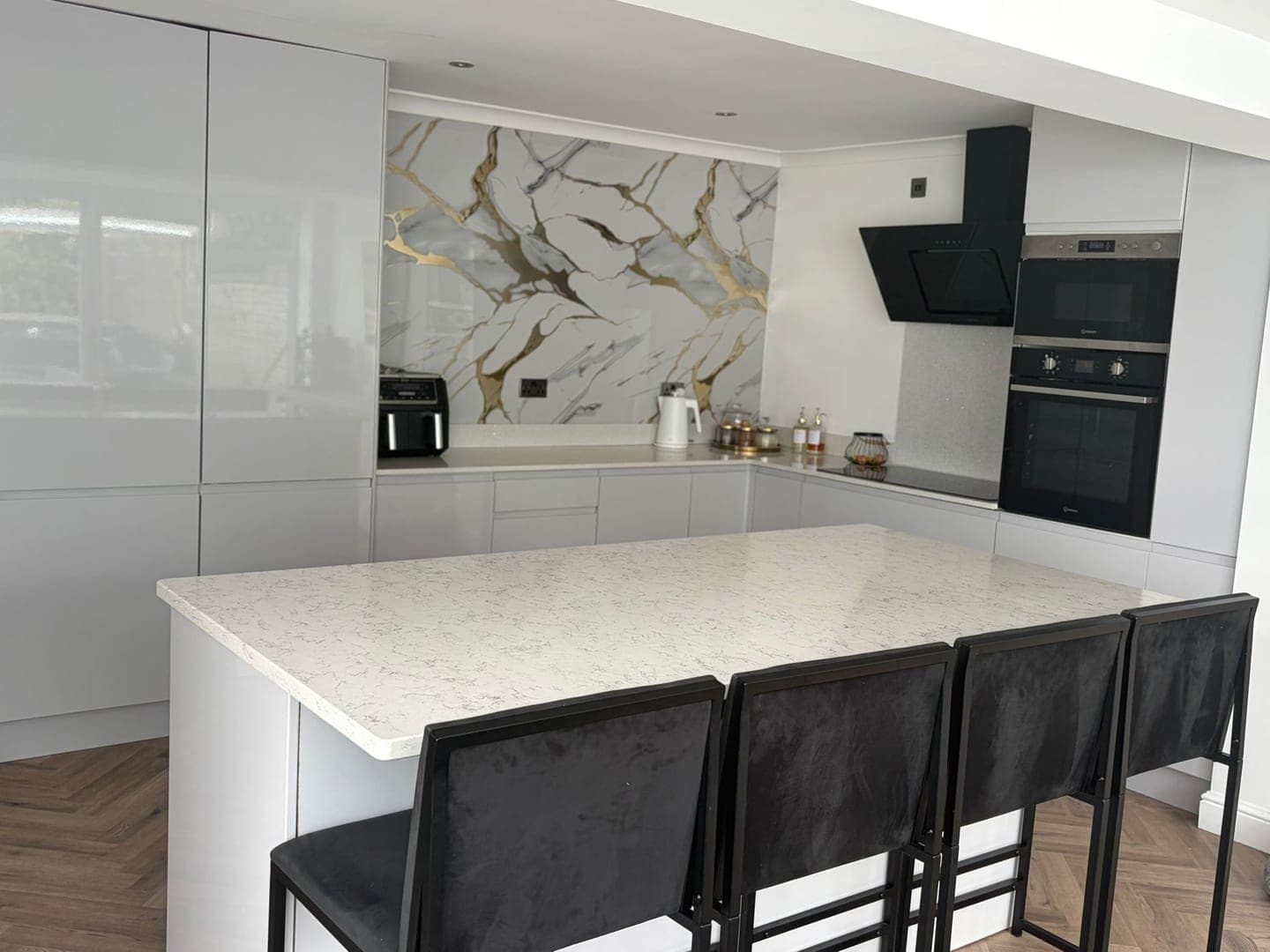 Gloss kitchen, quartz island and marble splashback, finished